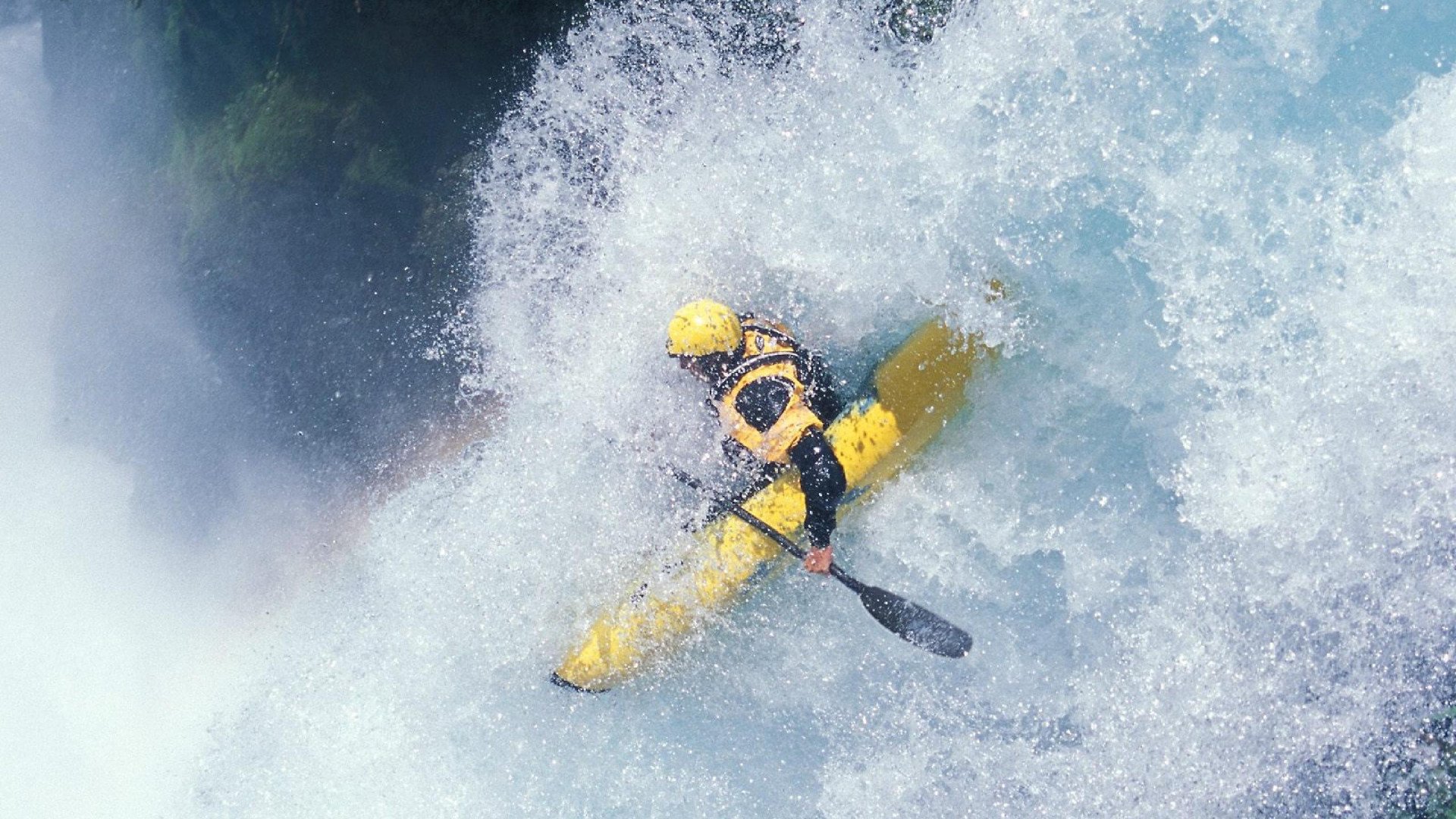 以“体育+文化+旅游”为核心的新型体育产业链日益成熟，体育旅游带动的行业